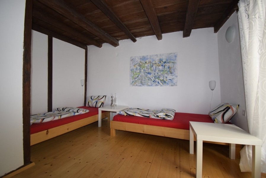 Ložnice se dvěma samostatnými lůžky (dřevěná).