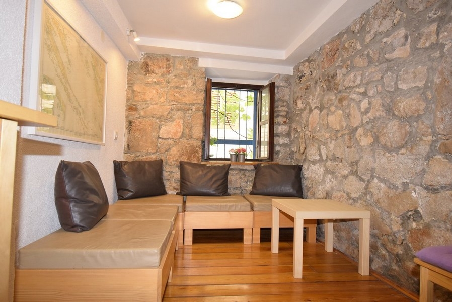 Posezení v rustikálním kamenném domě.