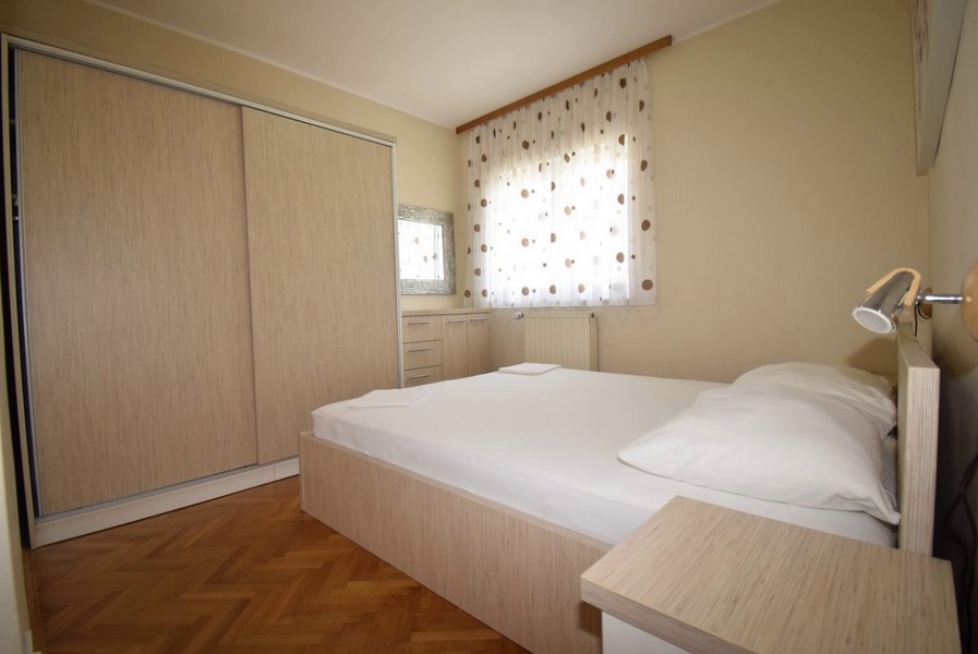 Ložnice s manželskou postelí.