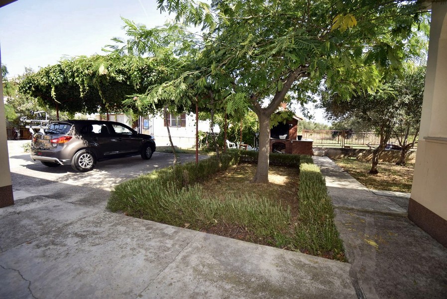 Dům s parkovacím stáním Číslo nemovitosti: H2743