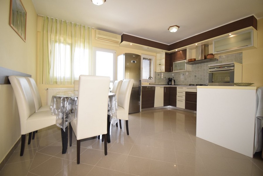 Kuchyň a jídelní kout.