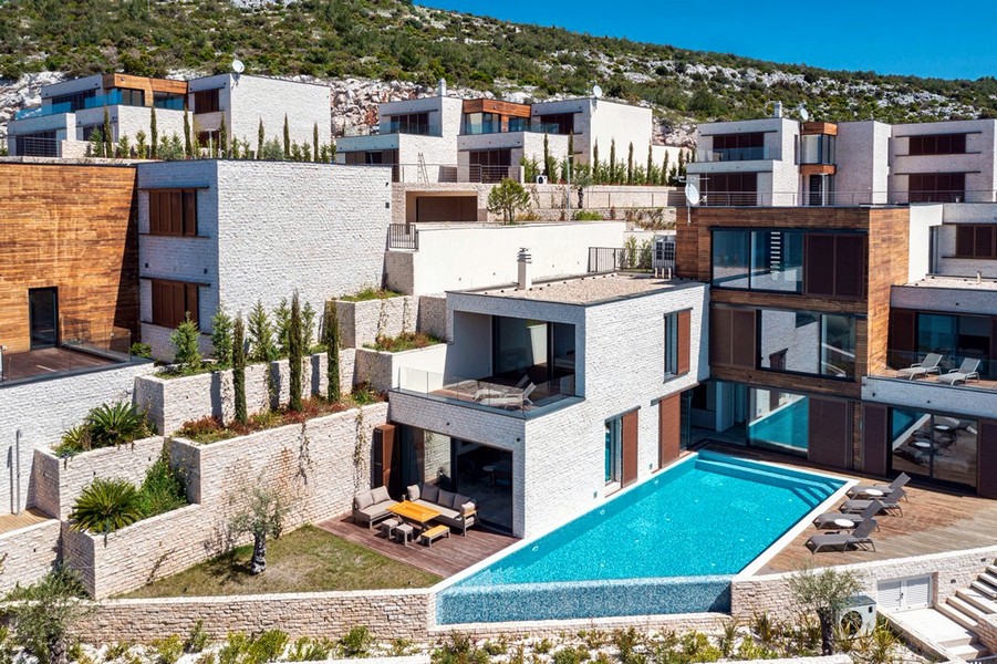 Vily s bazénem u moře