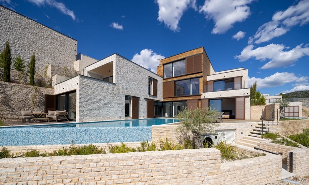 Kvalitně vybavená vila na pobřeží