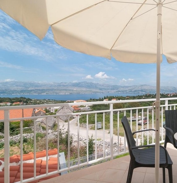 Balkon a terasa s nádherným výhledem na moře a okolí