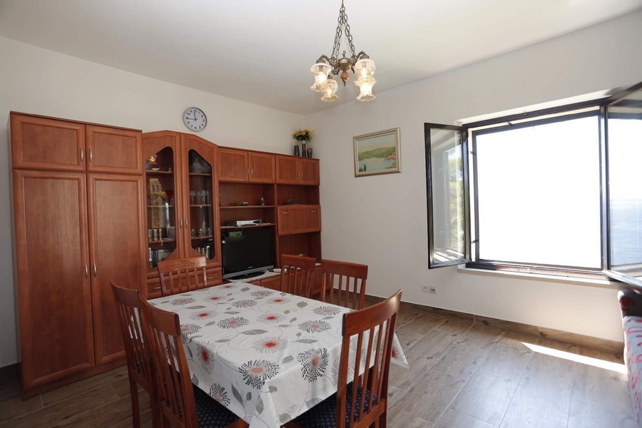 Světlé obývací pokoje s velkými okny