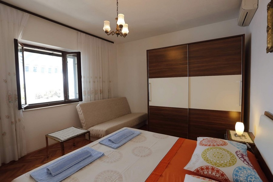 Ložnice s oknem a nábytkem