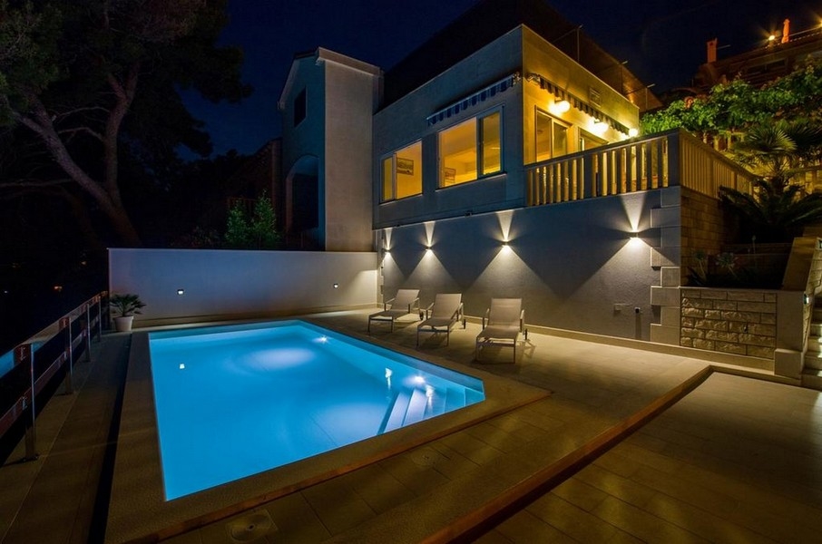 Bazén s velkou plochou na opalování