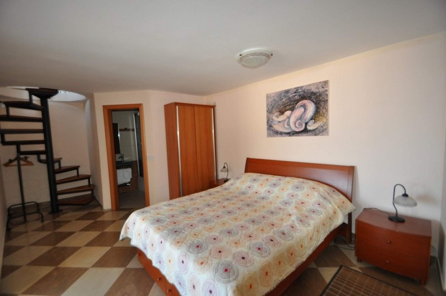 Do horního patra vedou schody.