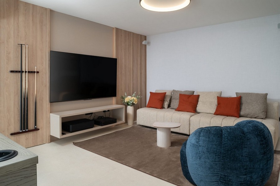 Stylově zařízený obývací pokoj s TV koutkem