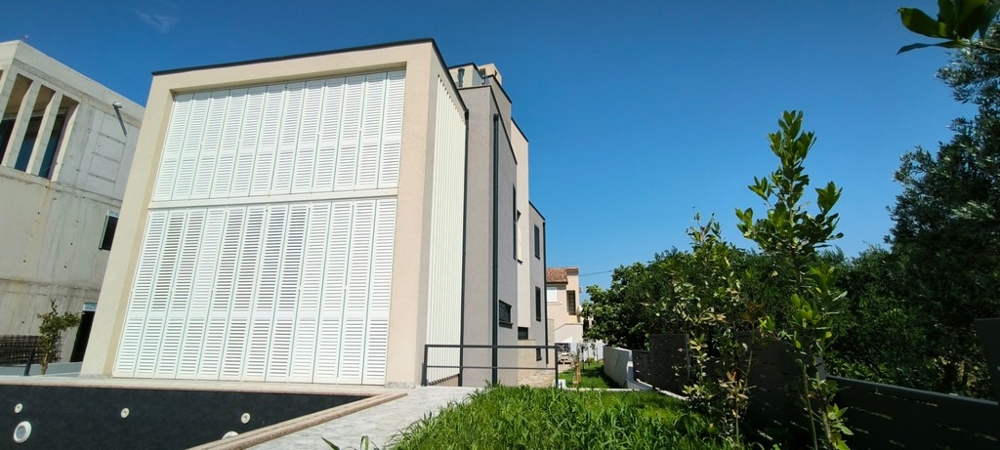 Moderní vila s velkými okny a velkou zahradou