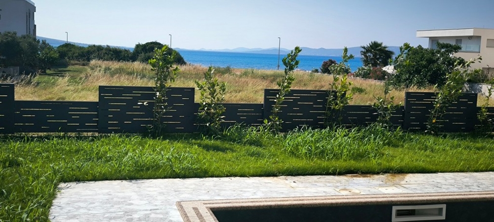 Vysoce kvalitní vila s bazénem a garáží