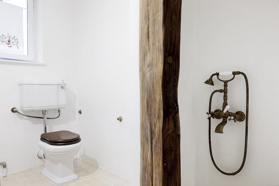 Světlá koupelna se sprchovým koutem