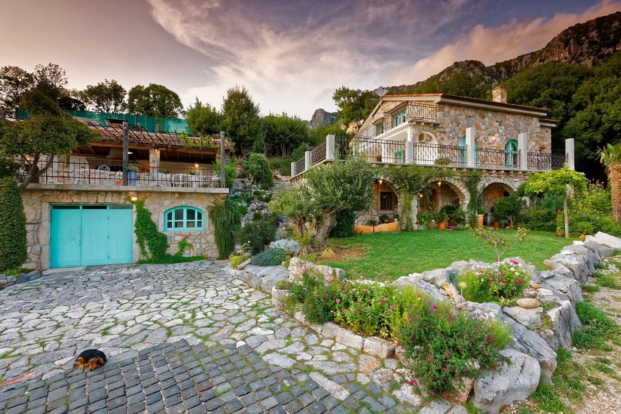 Středomořská vila s bazénem a výhledem na moře v Bribir