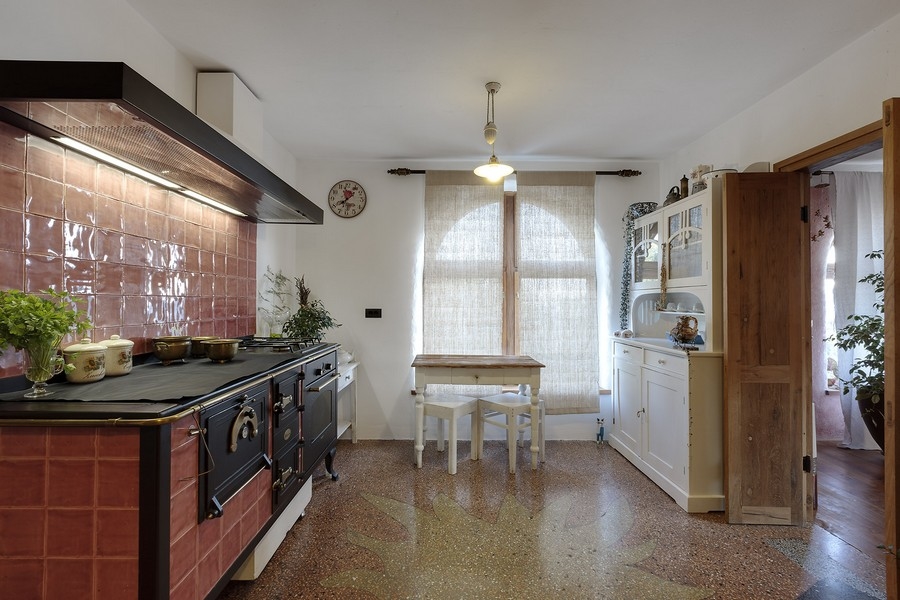 Velká kuchyně s jídelním koutem a oknem