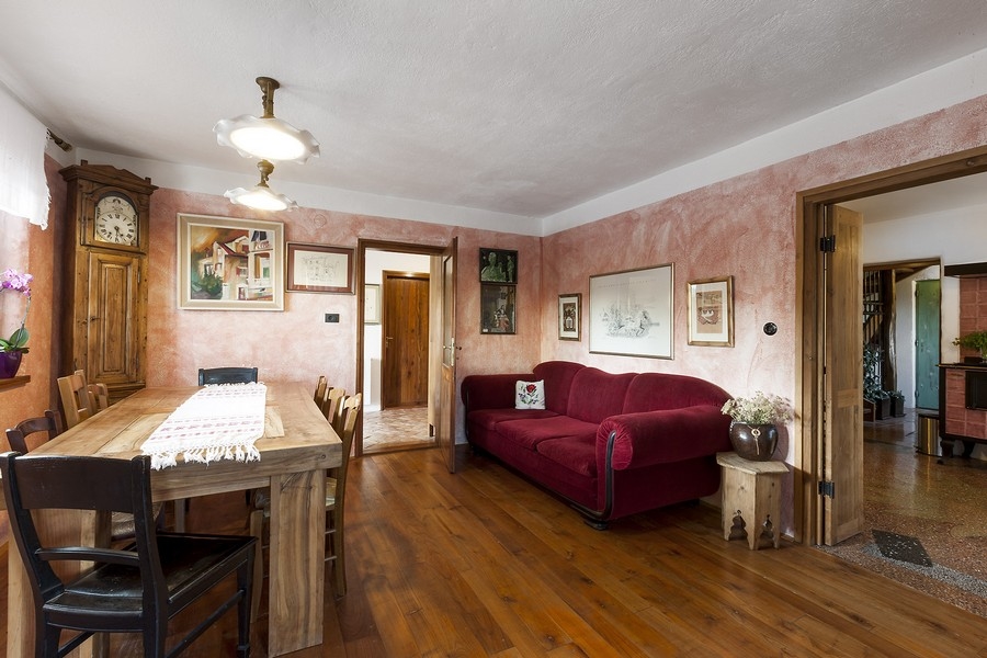 Obývací a jídelní kout s nábytkem