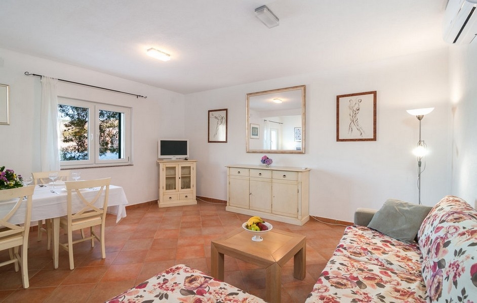 Velké a světlé pokoje s okny a přístupem na terasu