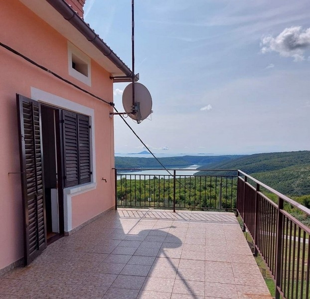 Prostorný balkon s výhledem na moře - H2780