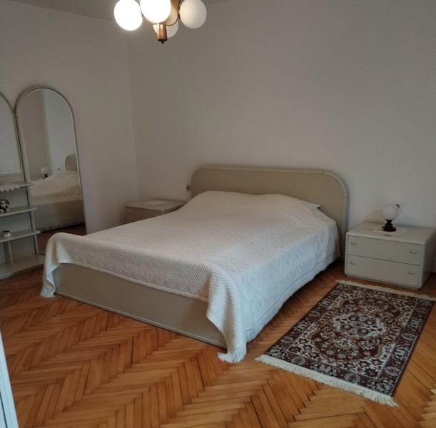 Prostorná ložnice s manželskou postelí