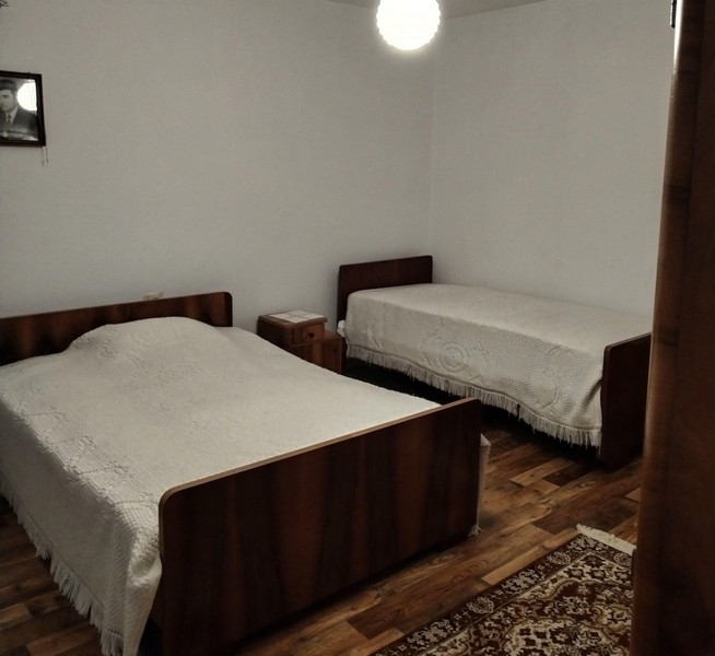 ložnicí se 2 samostatnými postelemi