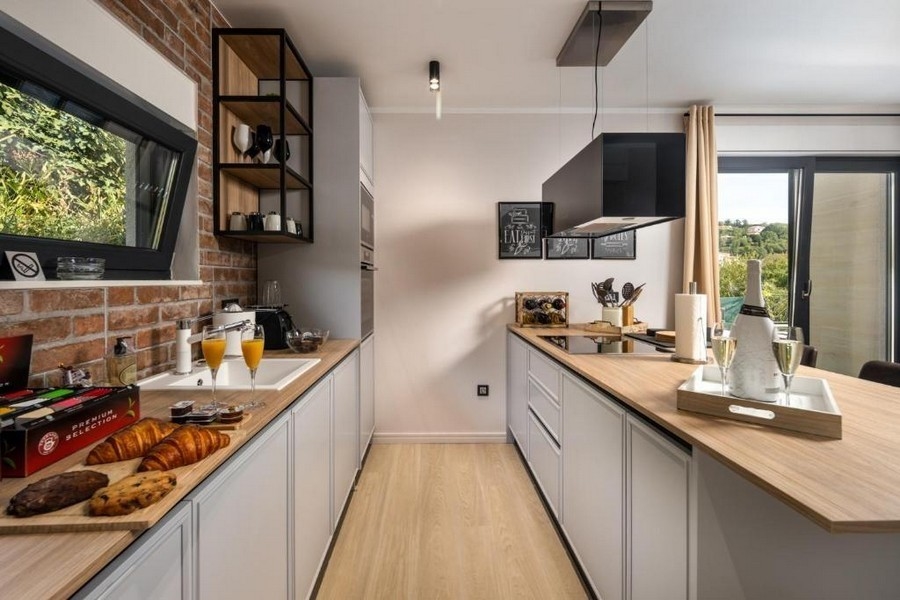 Vysoce kvalitní otevřená a světlá kuchyně