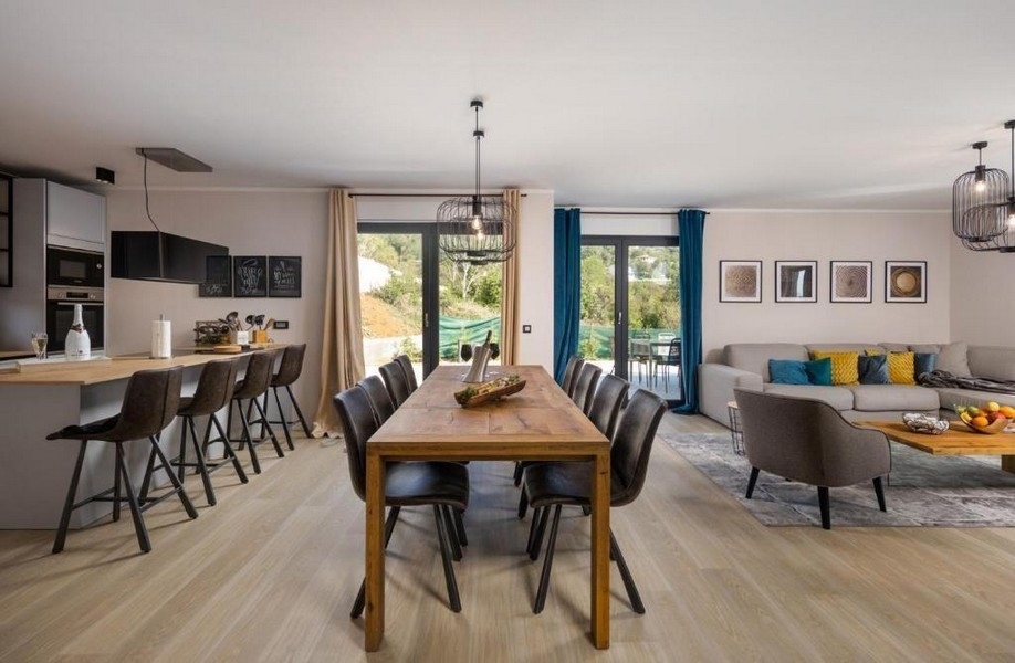 Velká kuchyň-obývací pokoj se vstupem na terasu