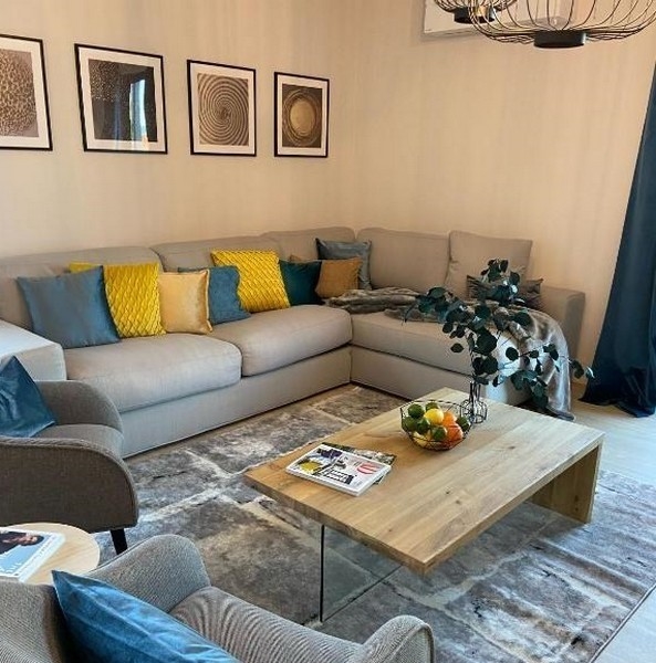 Světlý obývací pokoj plně zařízený