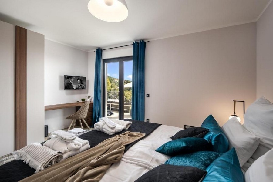 Ložnice se vstupem na terasu s výhledem na moře