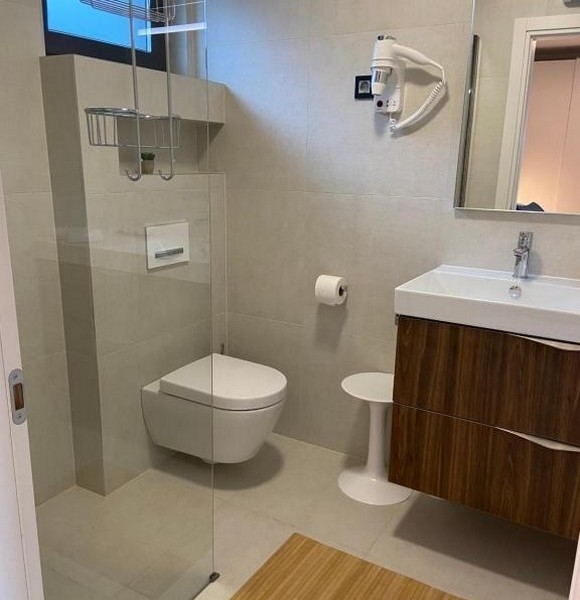 Moderní koupelna s oknem