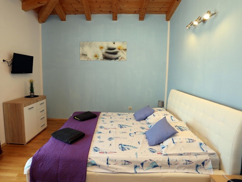 Ložnice s manželskými postelemi