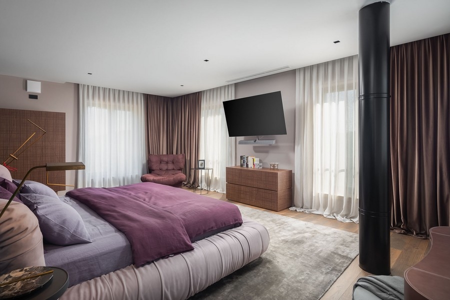 Ložnice s manželskou postelí a krbem