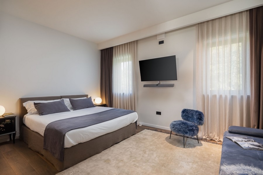 Pokoj pro hosty s manželskou postelí a moderním nábytkem