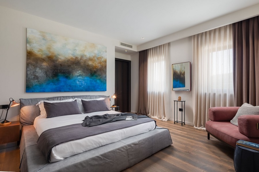 Ložnice s uměleckými díly a posezením