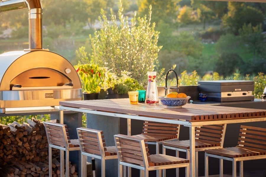 Venkovní kuchyně s pecí na pizzu a posezením