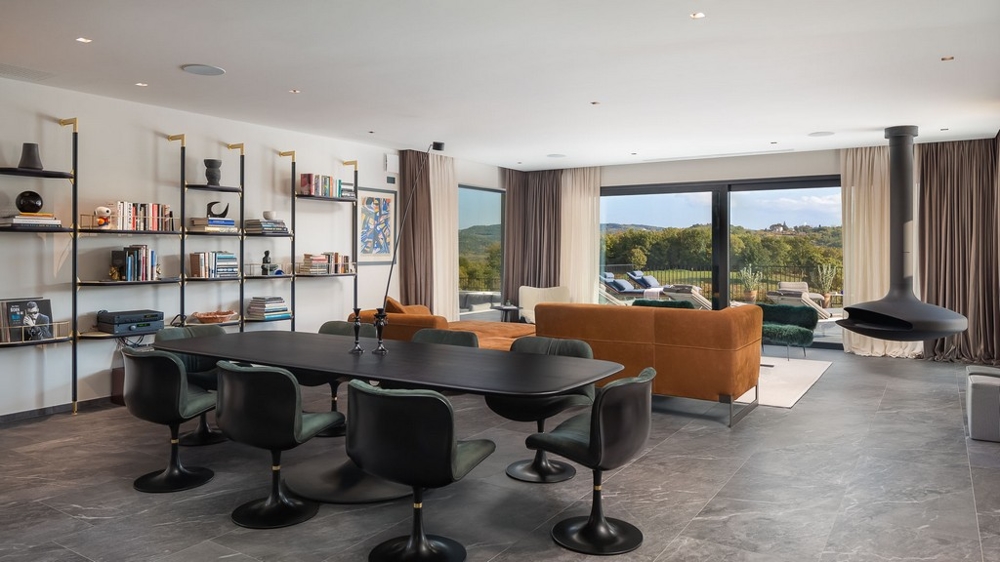 Obývací a jídelní kout s velkým předním oknem