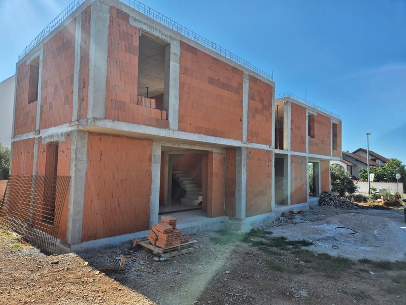 Boční pohled na budovu v jejím plášti.