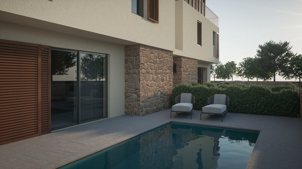 Venkovní bazén a terasa nové budovy.