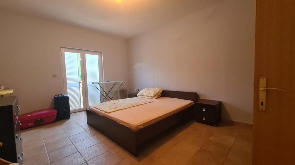 Velká ložnice s oknem