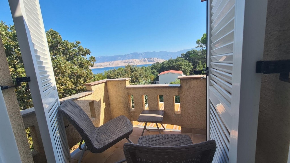 Terasa s výhledem na moře vzdálená 130 metrů - ostrov Pag