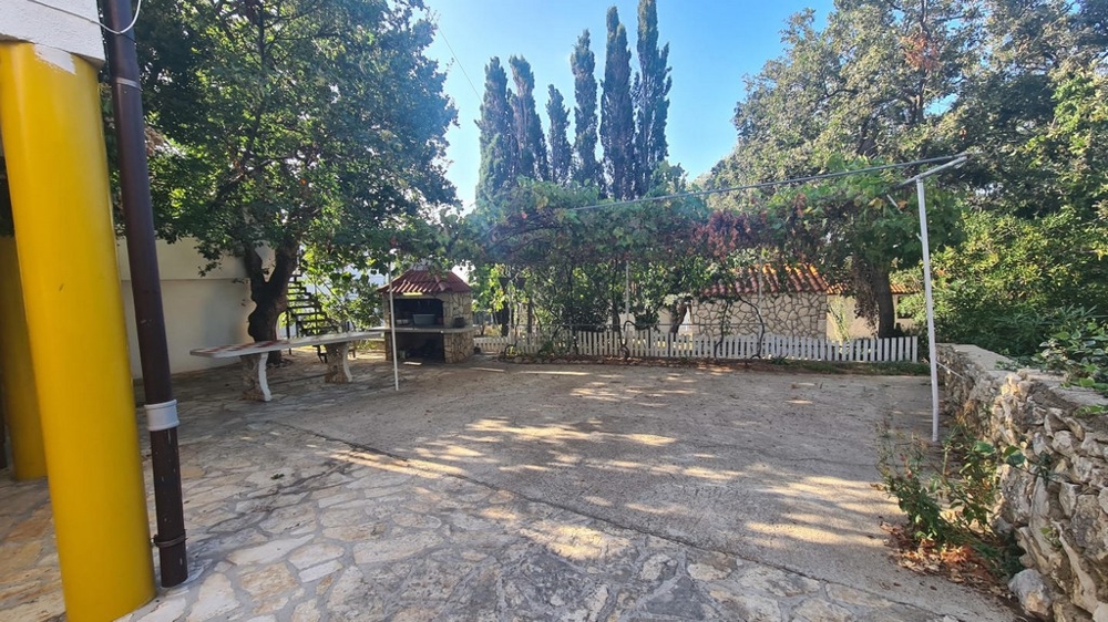 Velká zahrada s grilem a celkem 8 parkovacích míst