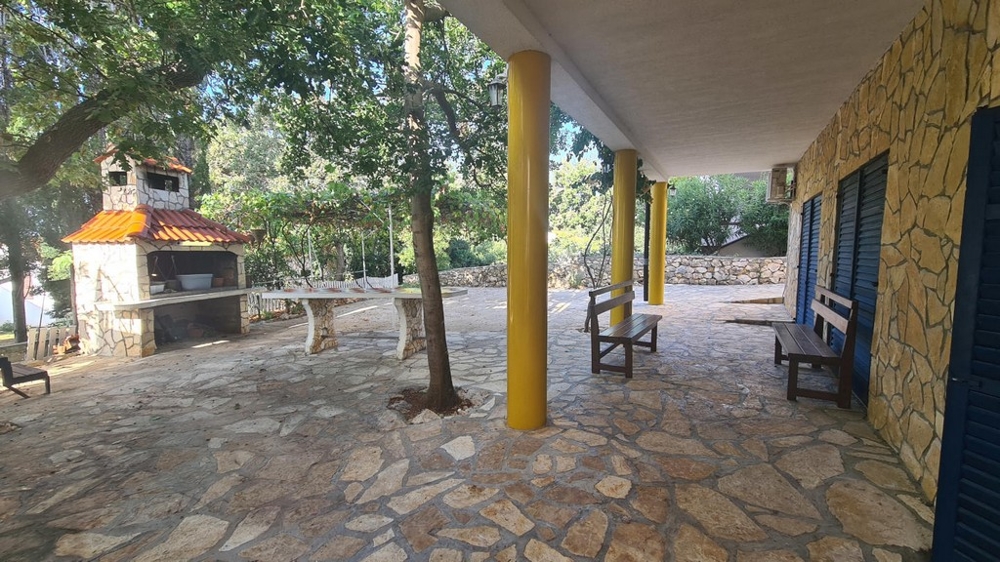 Velký gril ve stinné zahradě