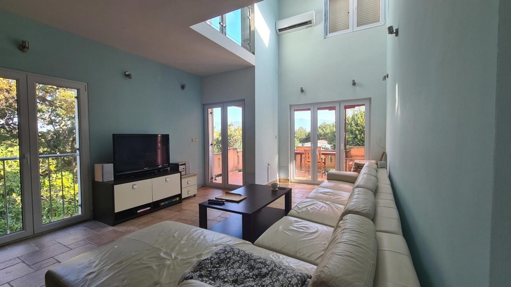 Světlý obývací pokoj se vstupem na zahradu a terasu