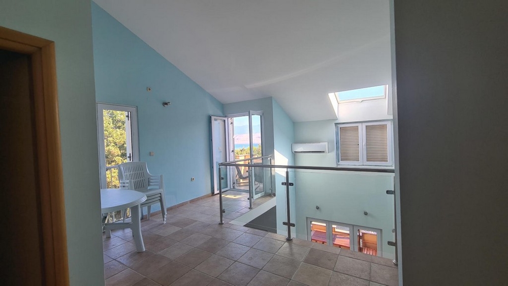 Velká okna a světlé obytné prostory