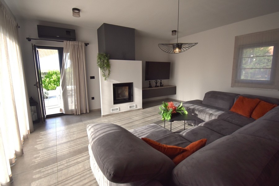 Obývací pokoj se vstupem na terasu