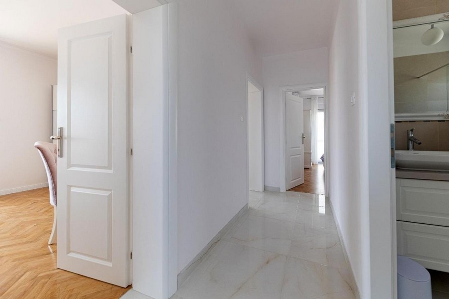 Světlá a velká chodba