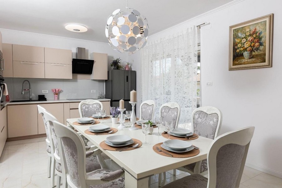 Světlá kuchyně s jídelním koutem a otevřený obývací pokoj