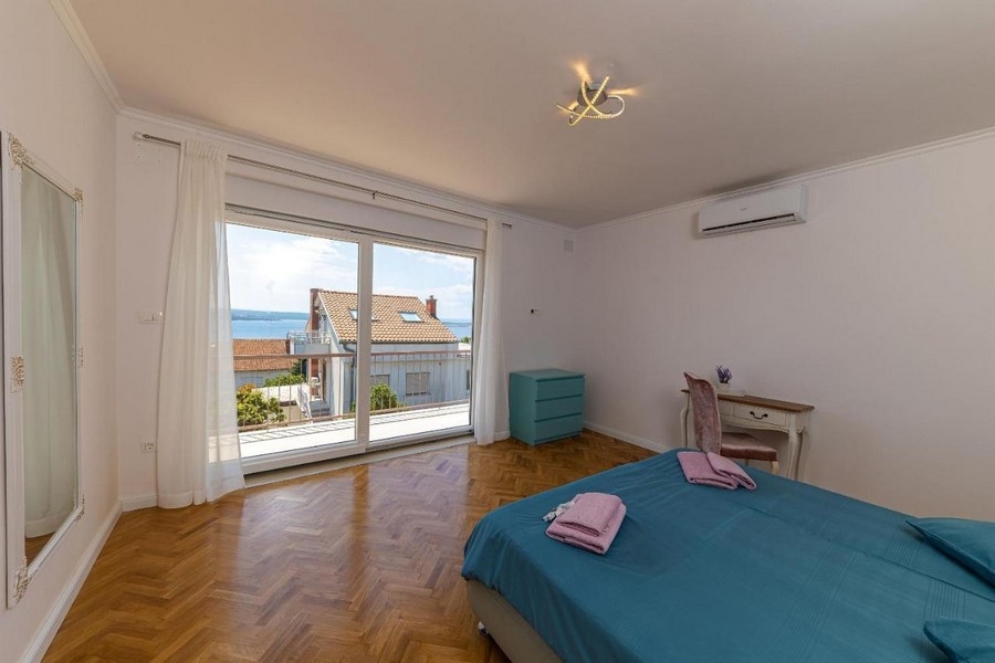 Velká ložnice s výhledem na moře a balkonem