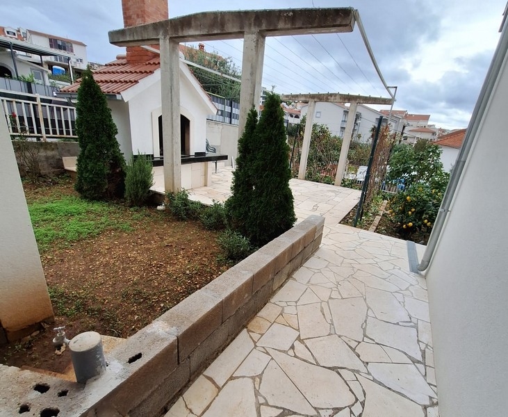 Objekt s grilem a terasou