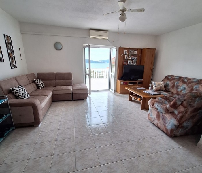 Obývací pokoj se vstupem na terasu s výhledem na moře - H2814