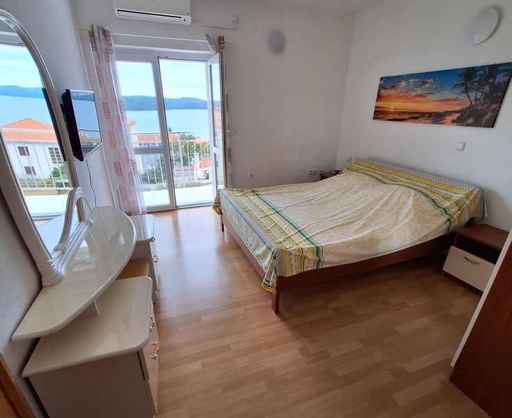 Ložnice s výhledem na moře a balkonem