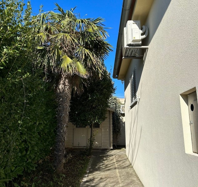 Krásně upravený pozemek se zahradním domkem